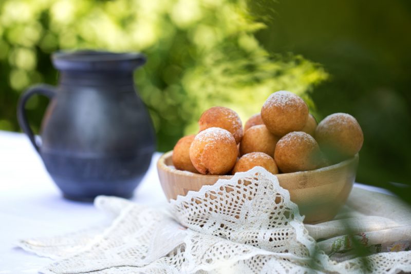 Творожные пончики с начинкой из яблока рецепт