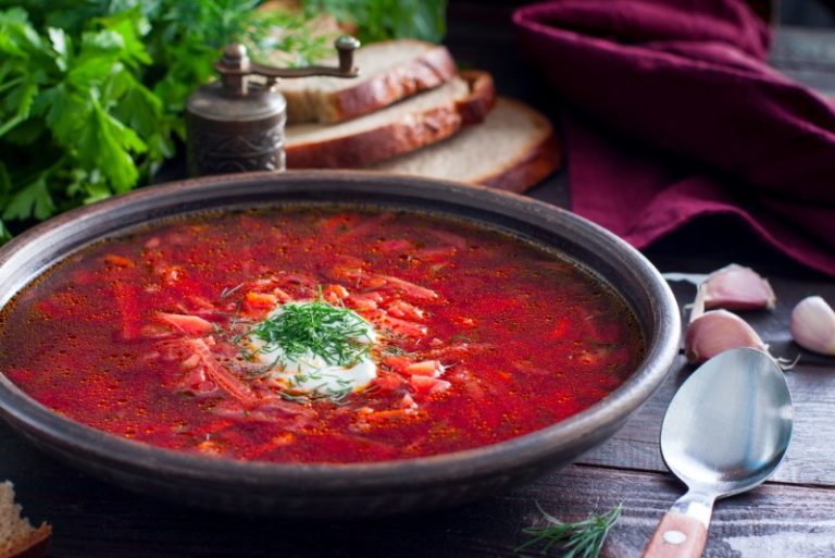 Хаваю борщ очень вкусно