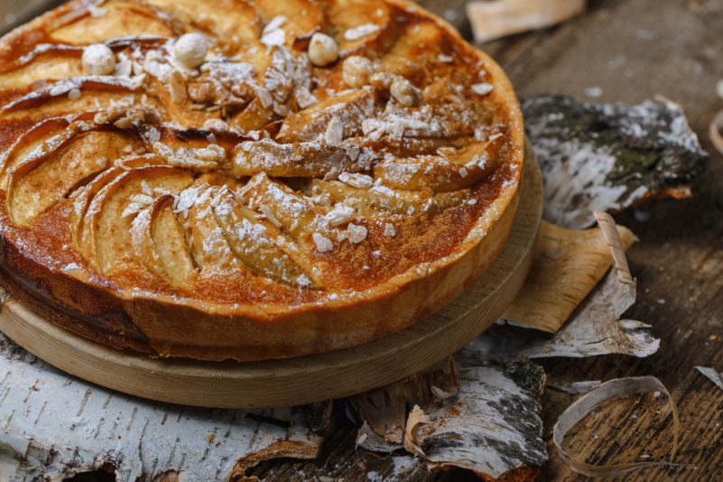 Постная шарлотка с яблоками: ароматный и полезный десерт