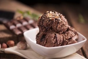 Мороженое с мятой и шоколадным сиропом
