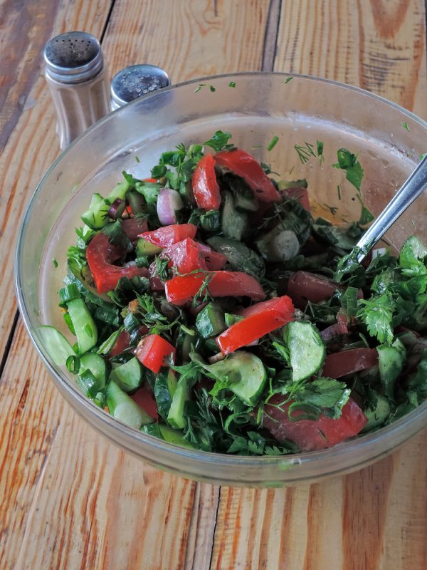 Салат из помидоров и огурцов рецепт