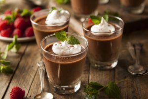 Низкокалорийный десерт: шоколадный мусс с цикорием и малиной