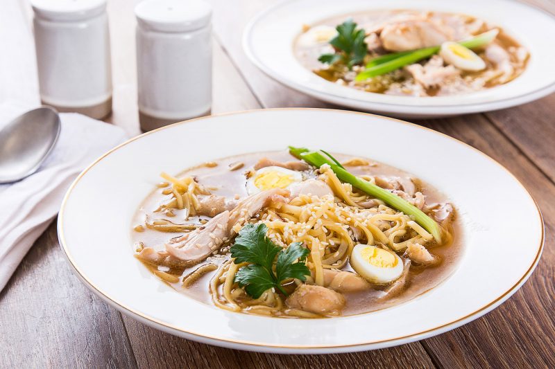 Суп «Рамен» с курицей – это один из наиболее ярких представителей классической кухни Японии, который не оставит равнодушным ни фанатов изысков азиатской кухни, ни рядовых любителей вкусных супов с курицей.