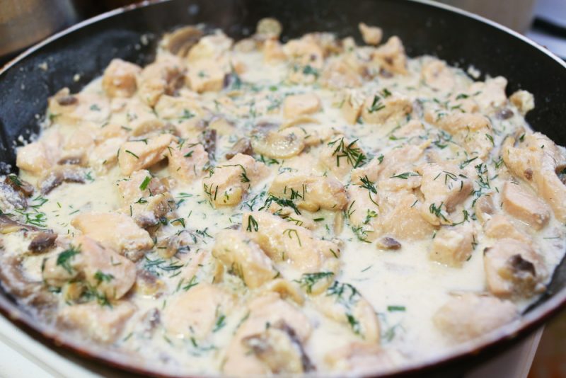 Простой рецепт курицы с грибами в сливочном соусе