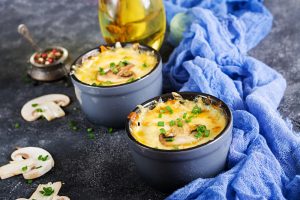 Курица с грибами и сливками в горшочке