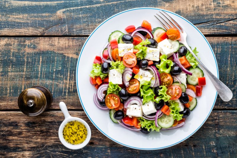 Греческий салат с маслинами и фетой