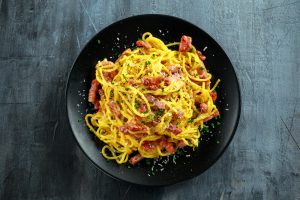 Паста Карбонара: классический итальянский рецепт с беконом и сливками