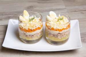 Салат "Мимоза": вкусное и изысканное блюдо для любого стола