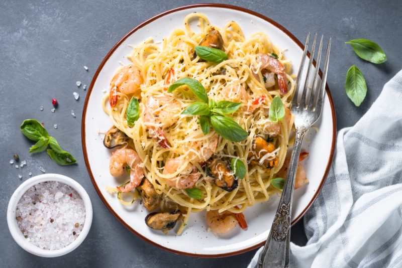 Спагетти с морепродуктами в сливочном остром соусе