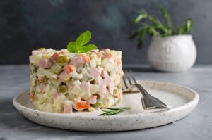 Оливье с куриной грудкой и заправкой с горчицей