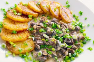 Куриные сердечки, тушенные в сметане