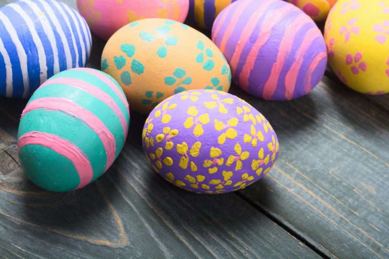 Покраска яиц на Пасху в домашних условиях в разные цвета