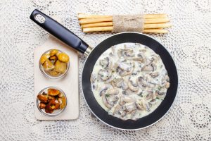 Грибы в сливочном соусе на сковороде