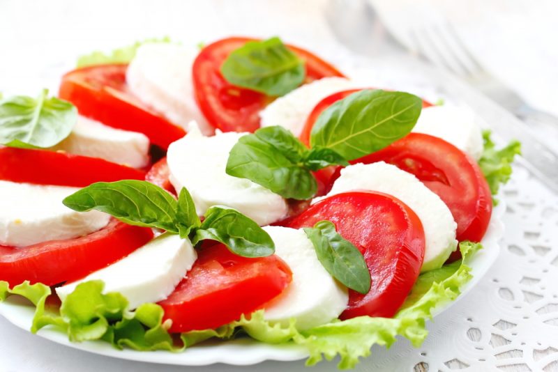 https://www.chefmarket.ru/blog/wp-content/uploads/2019/05/caprese-salad-e1559078080627.jpg