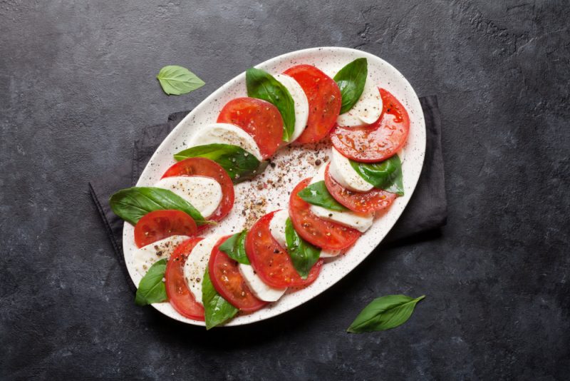 https://www.chefmarket.ru/blog/wp-content/uploads/2019/05/italian-salad-1-e1559078149168.jpg