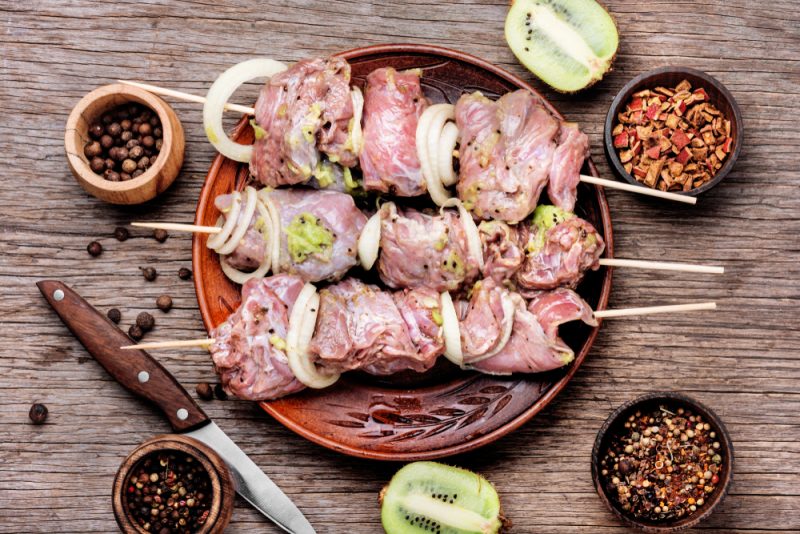 Вкусный шашлык из свинины: рецепты маринада на основе фруктов