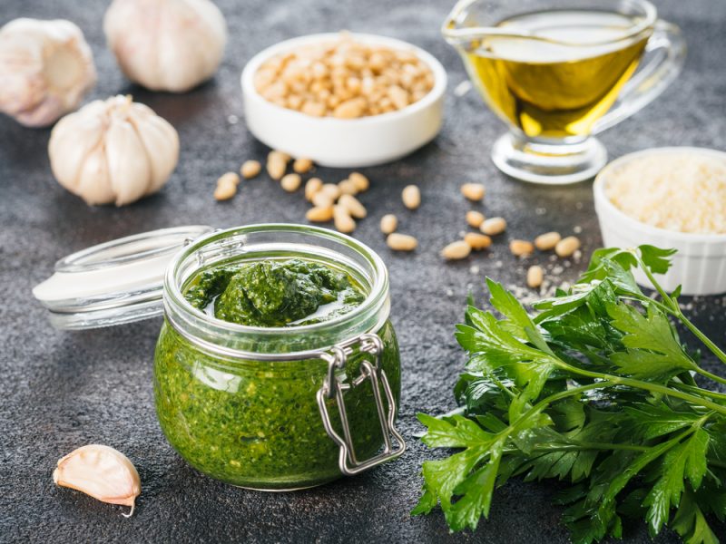 https://www.chefmarket.ru/blog/wp-content/uploads/2019/05/pesto-sauce-e1559077956620.jpg