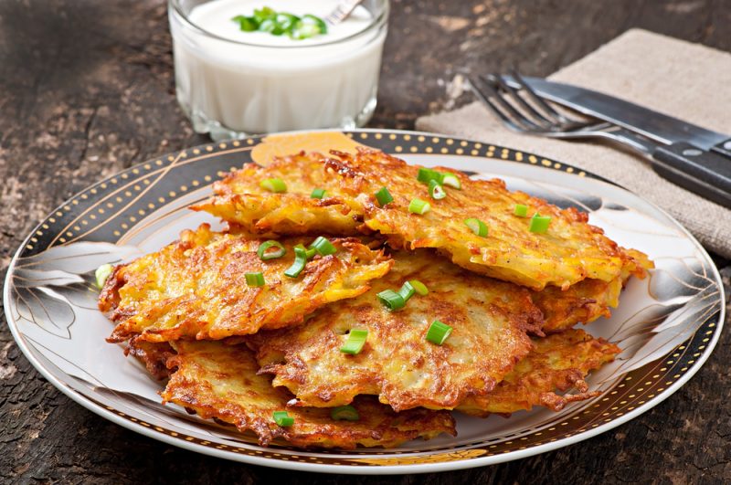 Драники из моркови с изюмом в духовке