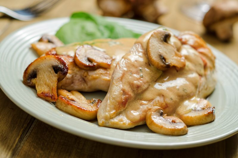 Рецепт первый: курицы в сливочно грибном соусе приготовленная в духовке.