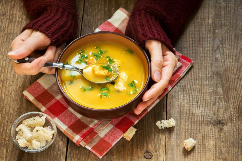 Суп с сыром, горохом и копчеными колбасками