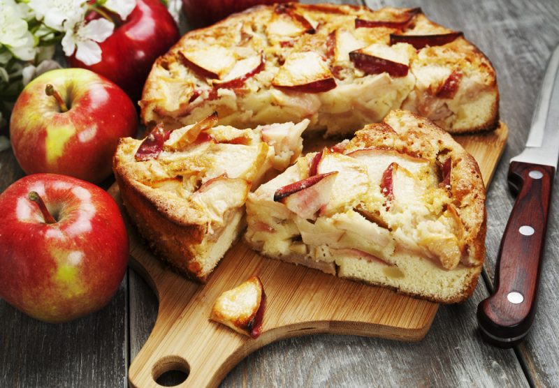 Вкусный рецепт шарлотки с яблоками в духовке: секрет приготовления