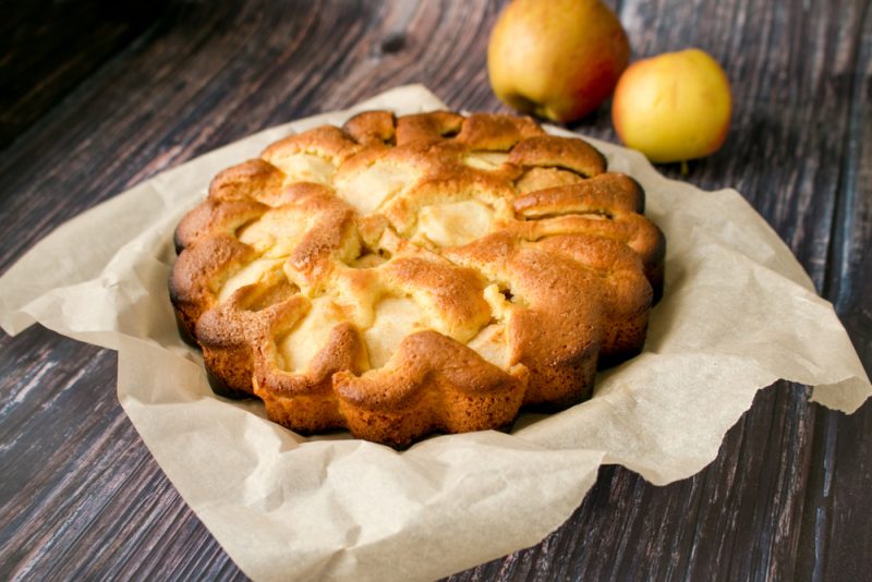 Ароматная шарлотка с яблоками: классический рецепт в духовке