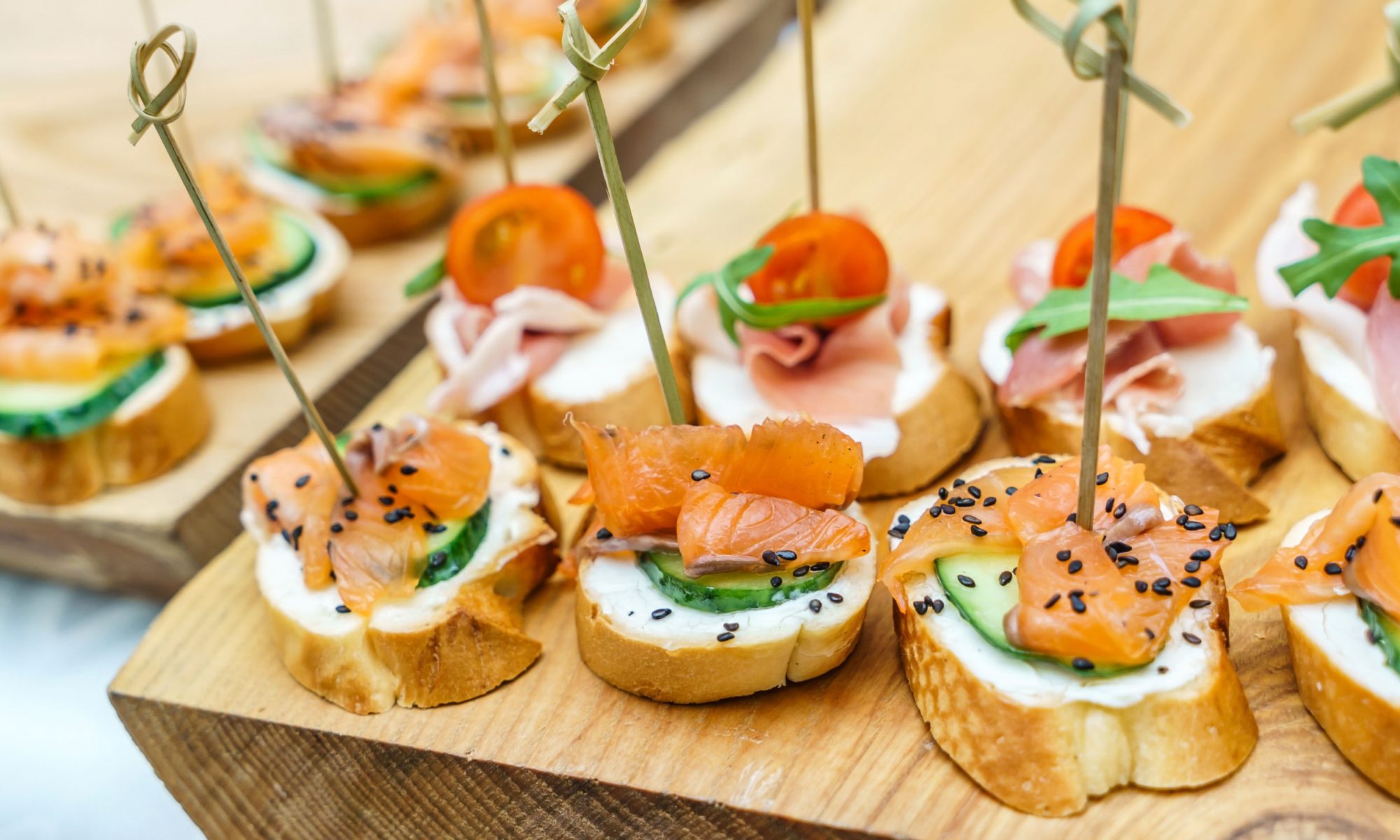 Канапе с красной рыбой на шпажках