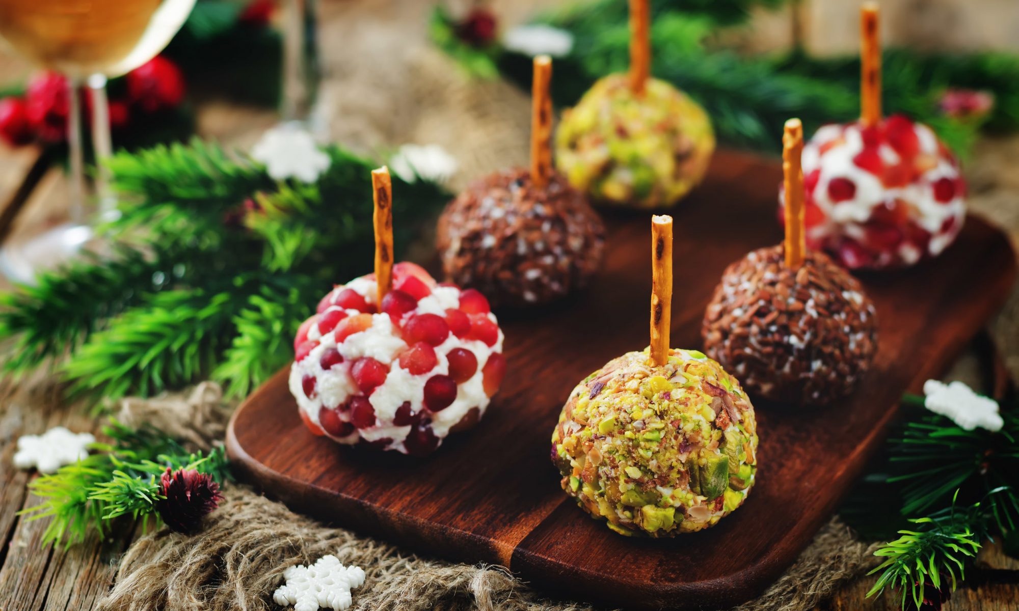 Новогодние сырные шары: эффектная закуска для праздничного стола