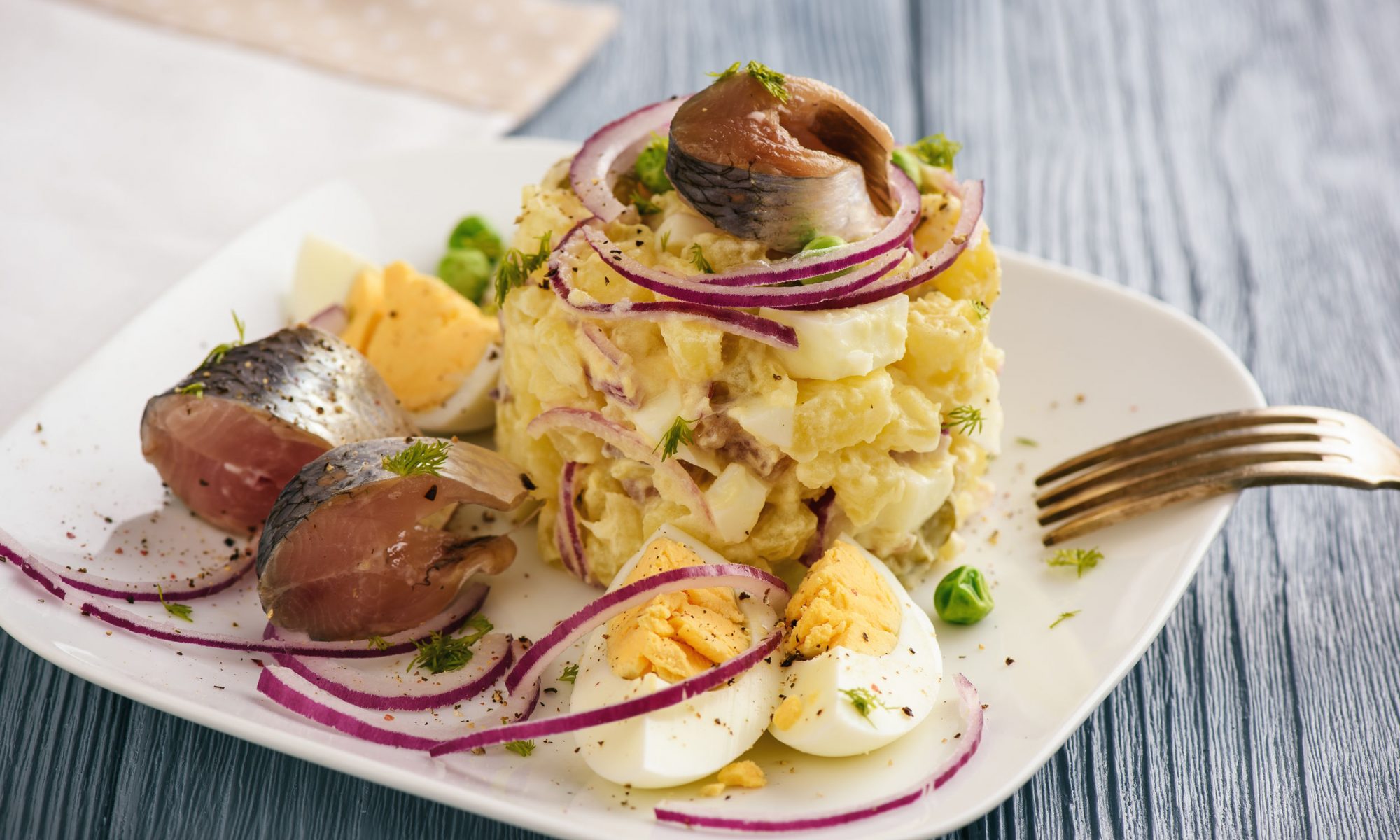 Салат с селёдкой, яйцами и луком