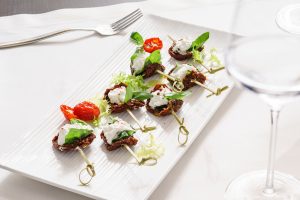 Праздничные закуски: канапе с базиликом и моцареллой