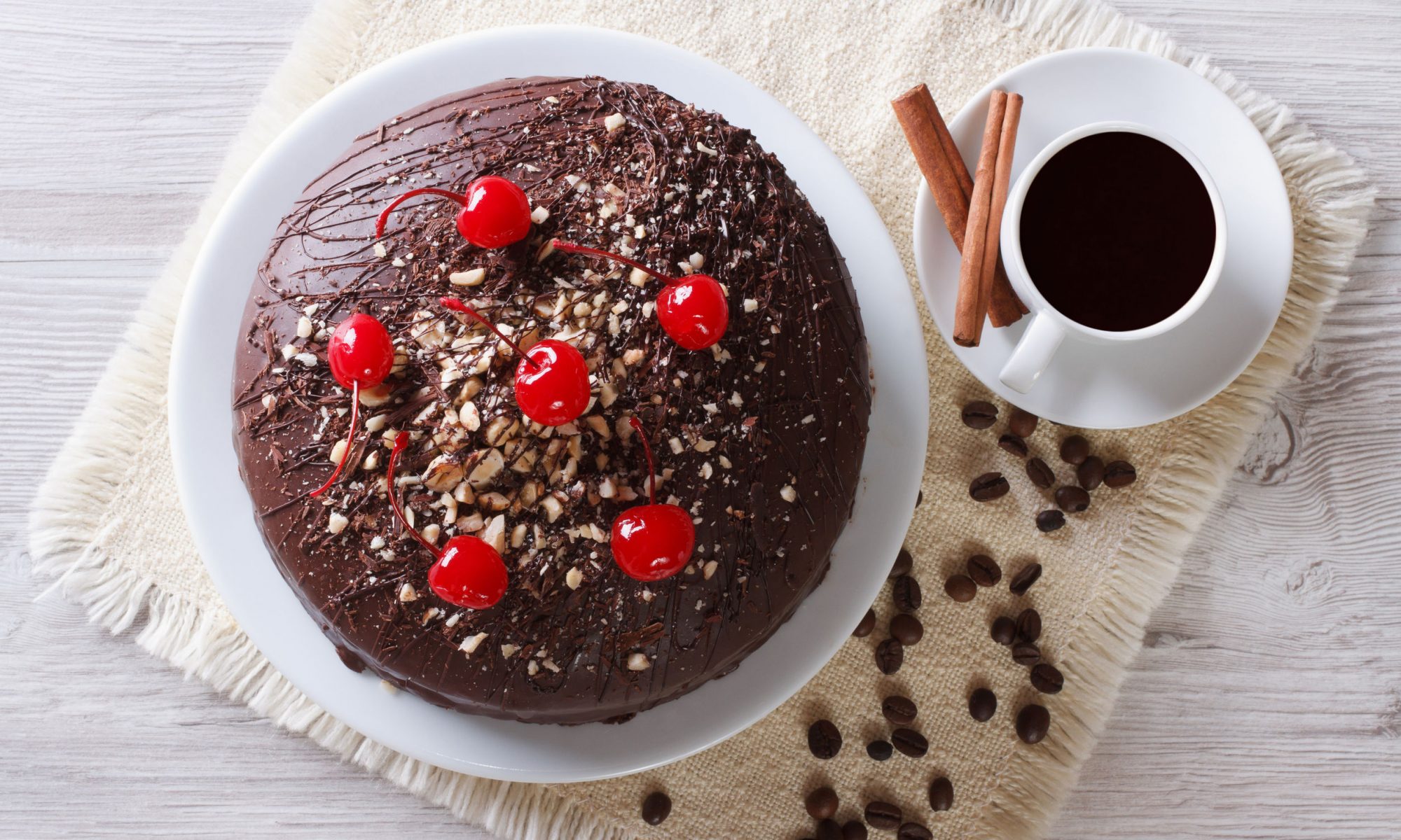 Шоколадный торт с вишней “Черный принц”