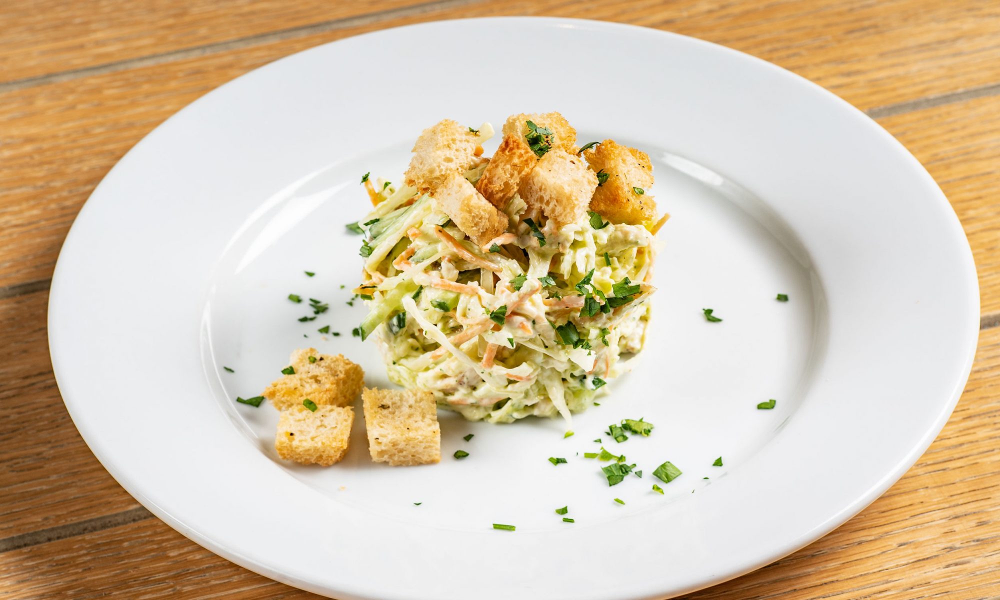 Салат с сухариками, колбасой, яйцами и корейской морковью