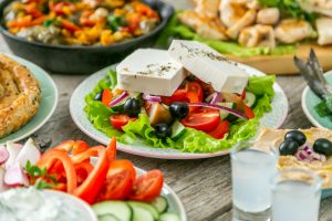 Классический греческий салат с оливками и фетой