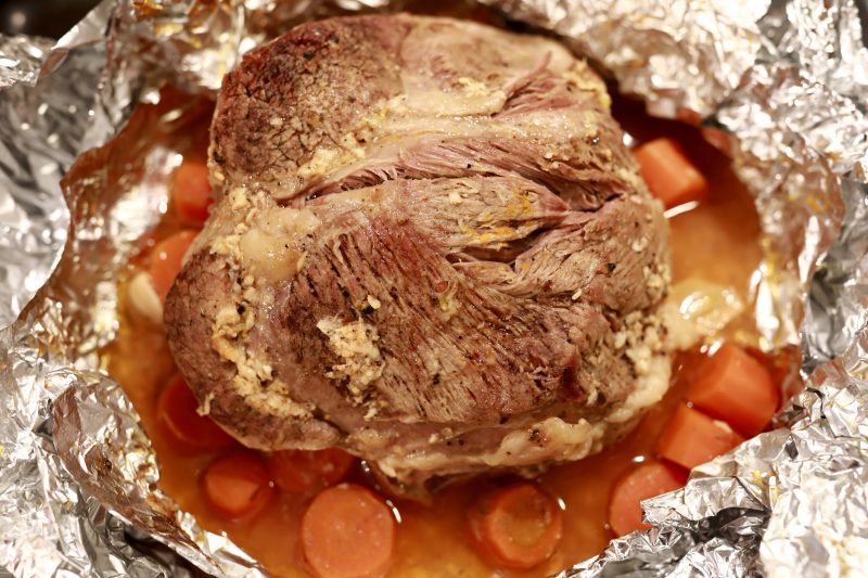 При какой температуре жарить мясо в духовке и сколько времени готовить кусок мяса в папильоте при температуре 85-90°С?