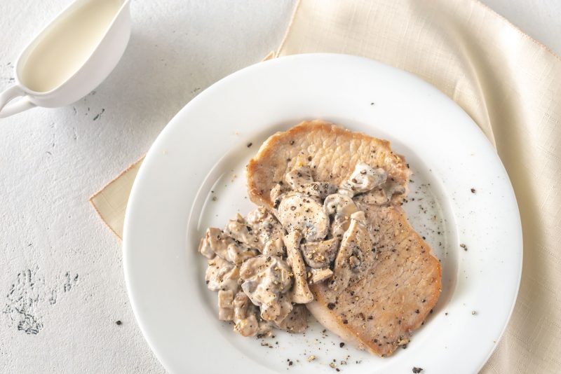 Как сделать сливочно-чесночный соус с грибами?