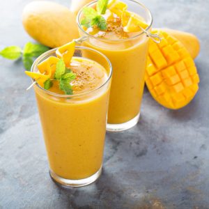 Тропический смузи с ананасом и манго