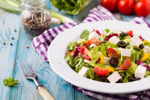 Классический греческий салат с оливками и фетой