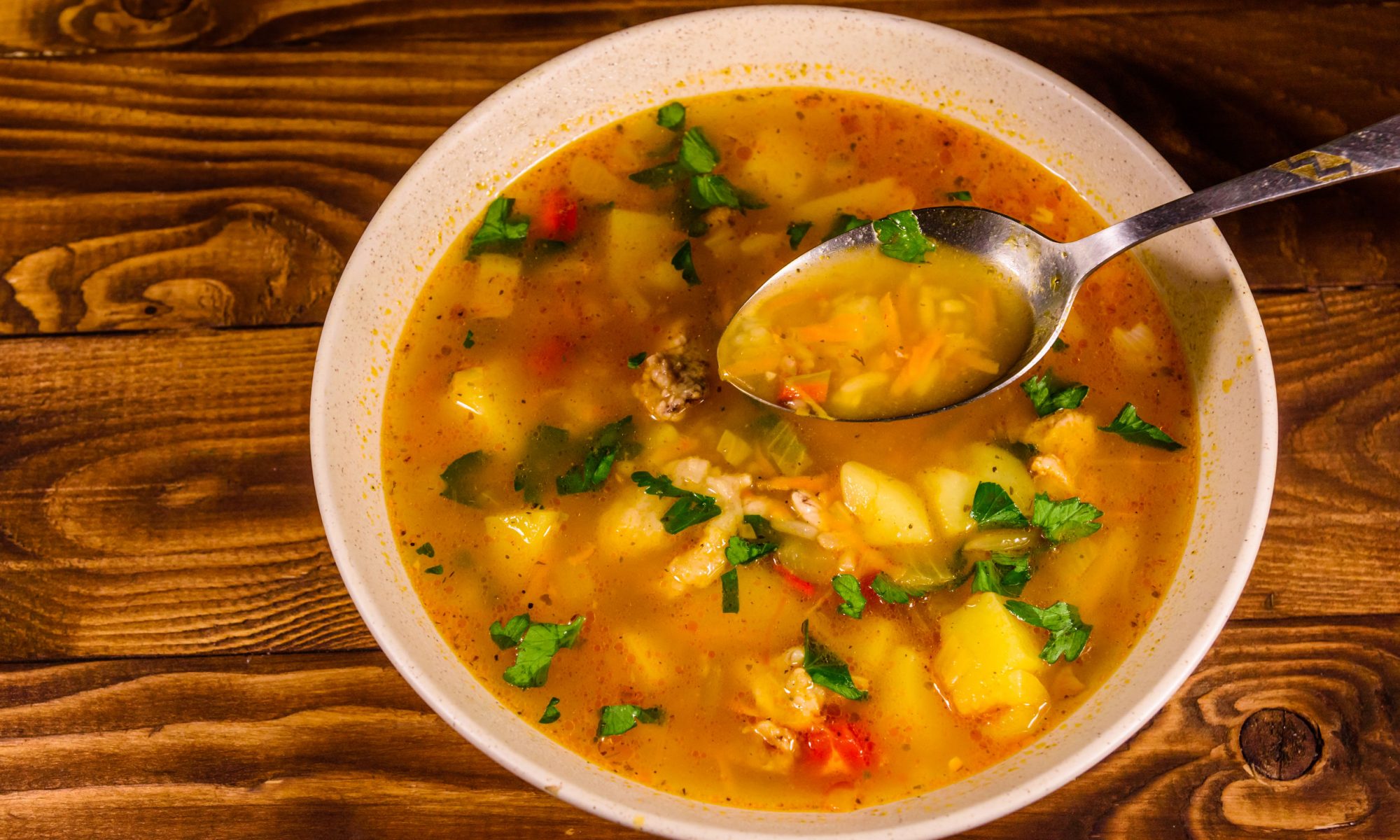 Пересолили суп? Спасёт обычная картофелина! Проверенный кухонный лайфхак, который действительно работает