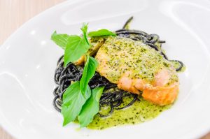 Итальянская романтика на тарелке: паста с лососем и шпинатом