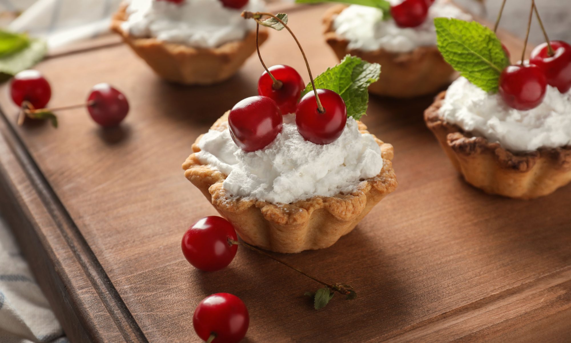 Песочные корзиночки с повидлом и белковым кремом