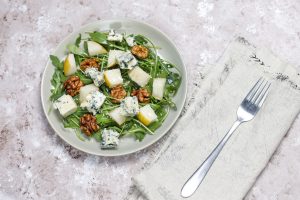 Салат с грушей и горгонзолой
