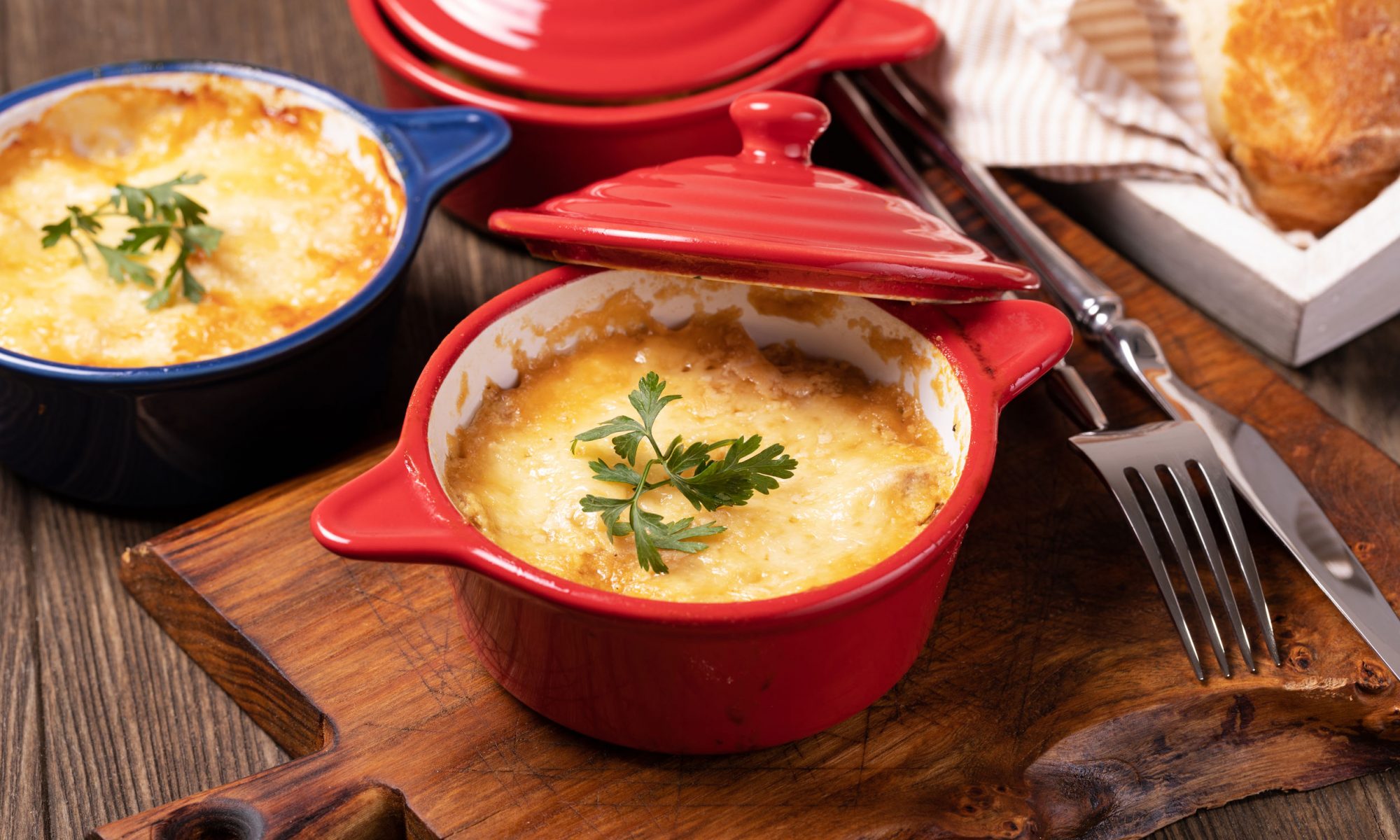 Вегетарианский жюльен с томатами и белым вином