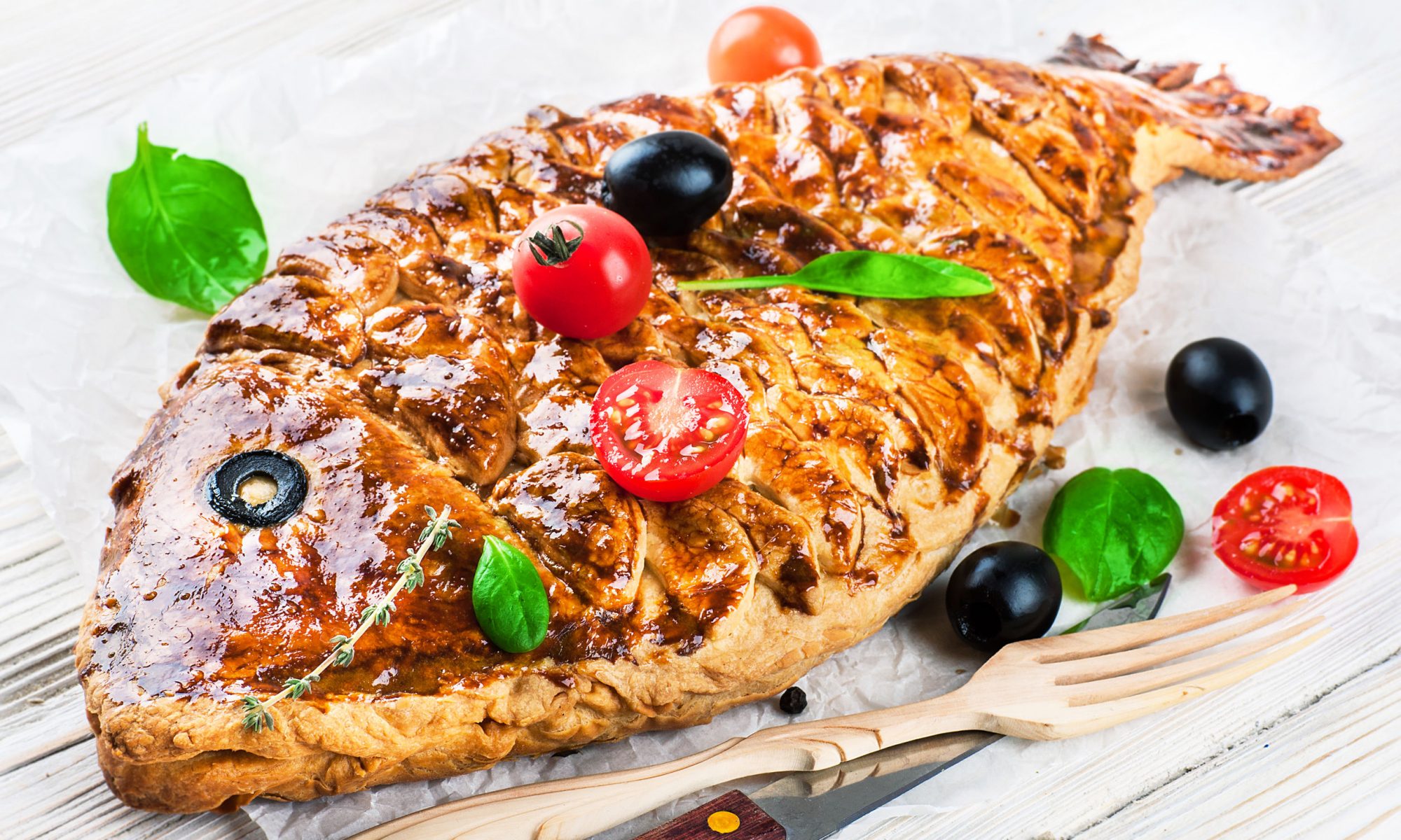 Пирог с рыбой и оливками