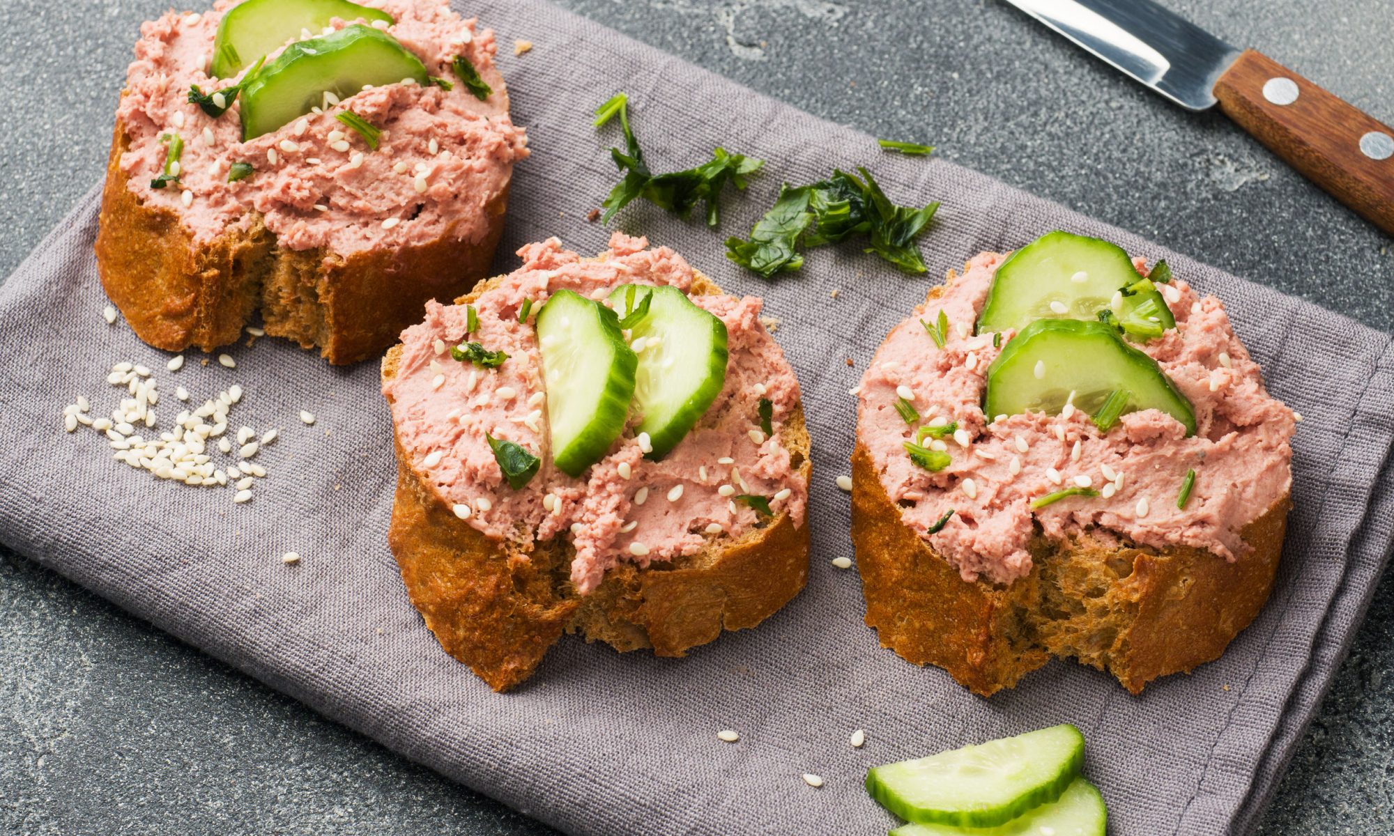 Паштет из куриной и свиной печени с чесноком