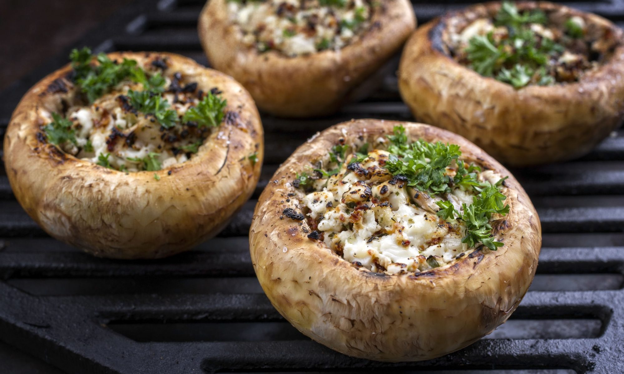 Шампиньоны, фаршированные курицей и сыром