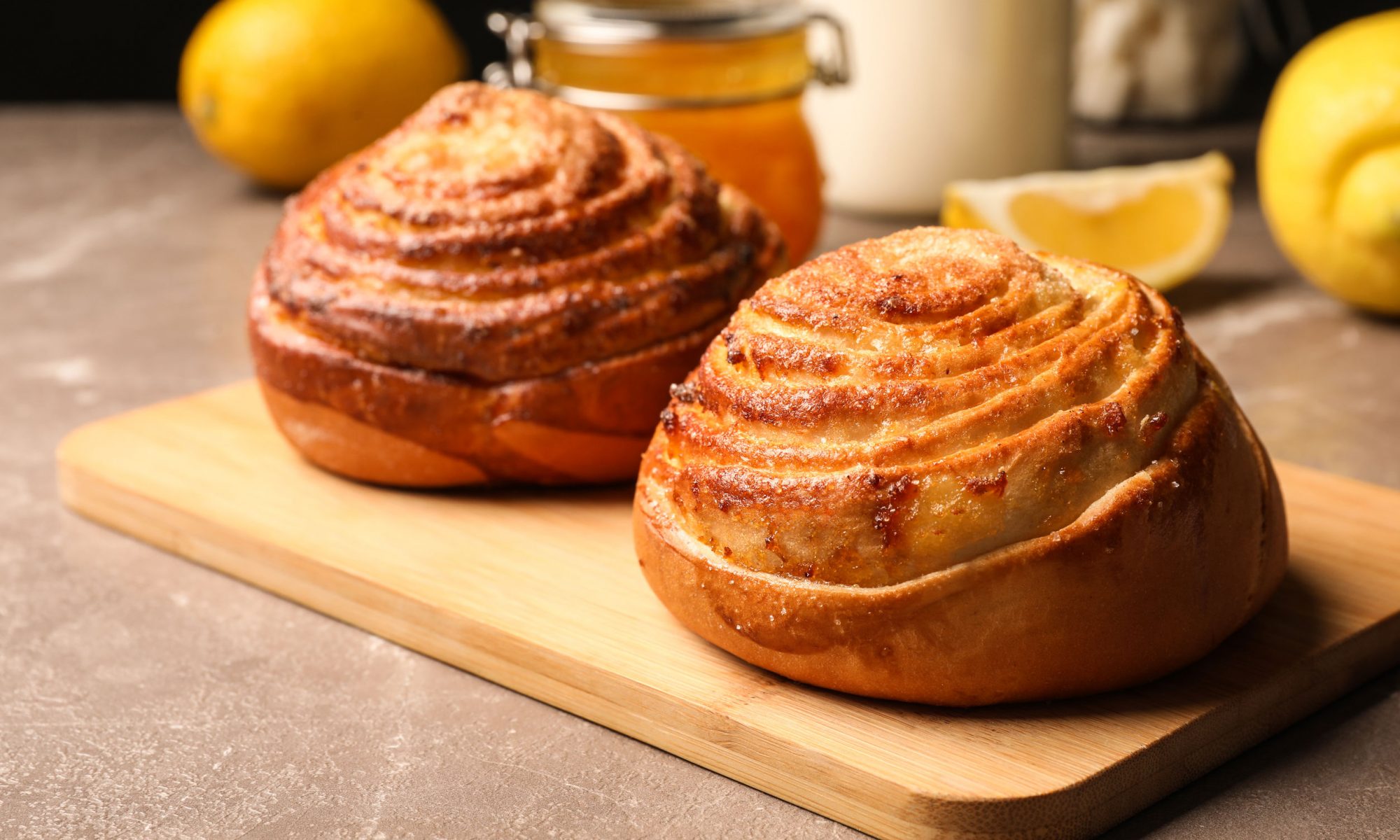 Сладкие булочки с яблоками и корицей: аромат домашнего уюта