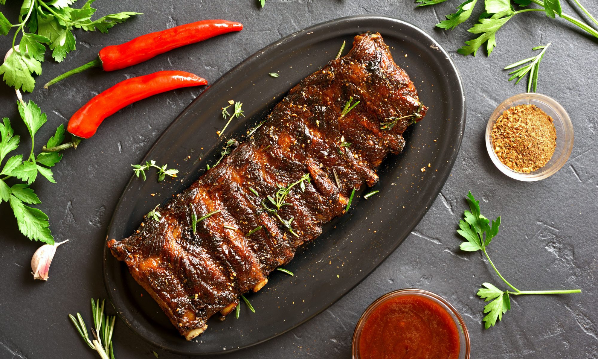 Свиные рёбра в соусе барбекю — сочное мясо с дымным характером