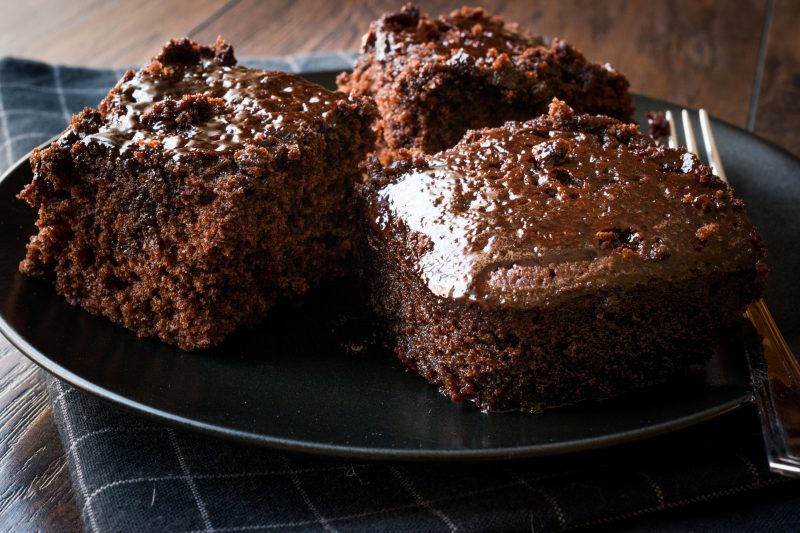 Брауни шоколадный с лесными орехами и соусом