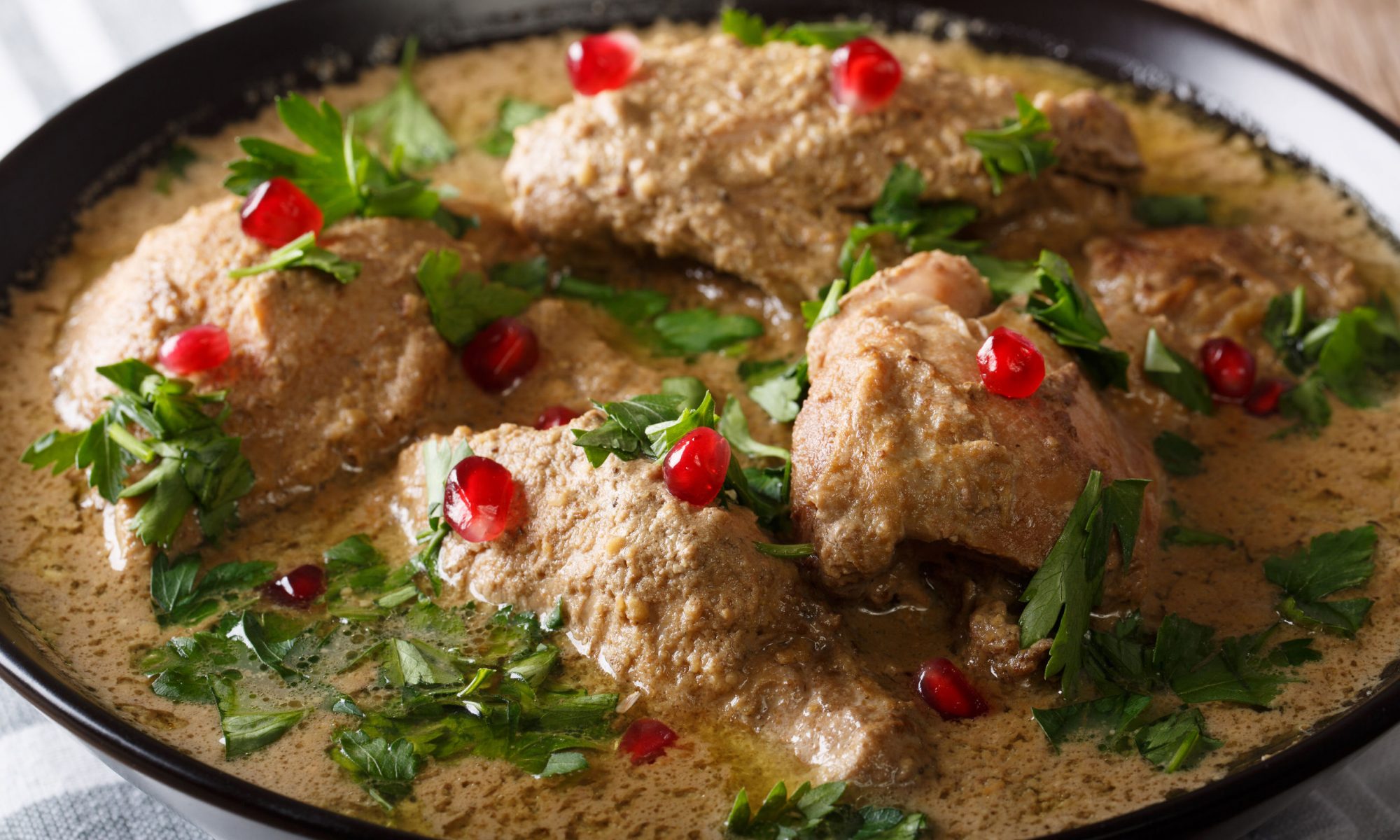 Сациви с курицей, гранатом и уцхо-сунели — насыщенная классика грузинской кухни