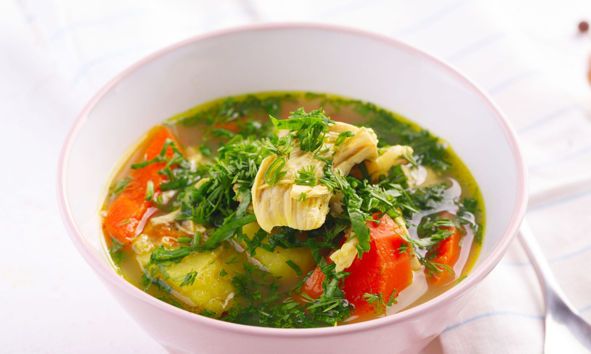 Свежий овощной суп с зеленью и лимоном